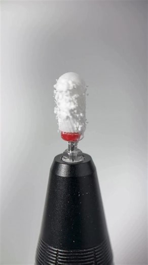 NYHED! Her er din nye go-to manicure maskine 🤩 Vores Nye Ledningsfrie Elektriske Elfil er til dig, der vil arbejde hurtigt, sikkert og med fuld kontrol uden at være bundet af ledninger 😍 Med op til 35.000 omdrejninger i minuttet får du præcis filing, nem aftagning og et professionelt resultat hver gang 💅🏼🙌🏼 - Støjsvag motor - Lav vibration - Nem at tage med - Perfekt til både hjemmebrug og negleteknikkere Hop ind og lær mere om filen via linket i story, eller på vores hjemmeside 😍✨ | Nail