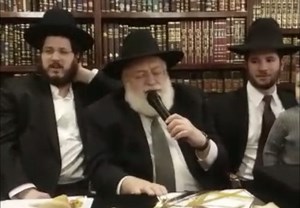 VIDEO: Chanukah Mesiba Kumzitz with R’ Abish Brodt