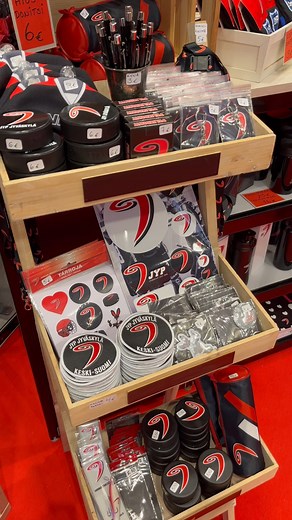 5.2K views · 108 reactions | JYP Pop-up Shop on saapunut Sepän kauppakeskukseen! Käy hakemassa fanikamasi ja tee esimerkiksi joulun lahjaostokset samalla reissulla. Löydät pop-upista mm. collegeita, pipoja ja muita suosikkituotteita! | JYP | Facebook