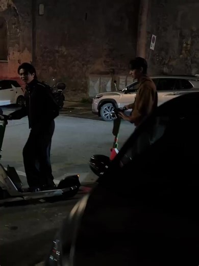 williamest on electric scotters strolling in rome. 😩💗 #WilliamEst #วิลเลี่ยมเอส #williamjkp #est_rvp | Triste Realidad Danjesda