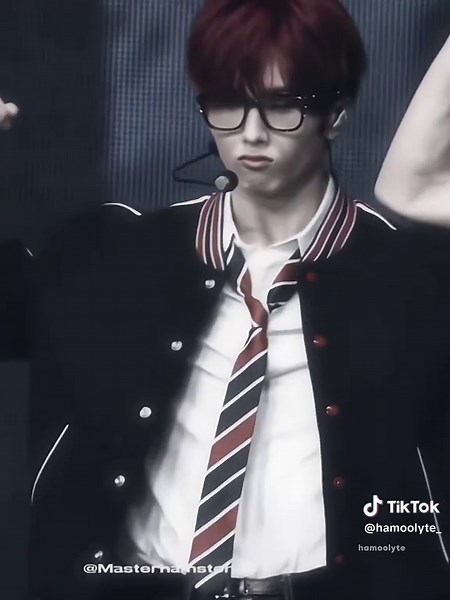 Jisung's Captivating Dance Performance on Stage