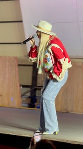 120K views · 5K reactions | Doamne, iti multumesc ca mi-ai dat sansa sa am aceasta meserie care ma implineste si ma face atat de fericita… Plec incarcata sufleteste de la concerte, va simt dragostea, emotiile… iar pentru mine este o mare implinire sa fiu aproape de voi, publicul meu, cu muzica mea勺 | Sandra N. | Facebook