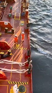 Heaving line throwing. 🛳️😊 . . . . ———————————————— Follow The Sailor for more. 😊 All post, pictures & videos belong to respective owner of the post. Just promoting seafarer and sealife 💯 ———————————————— | The Sailor