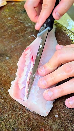 HOW TO FILLET A SMALL FISH IN 40 SECONDS #fyp #fy #food #fishing #survival