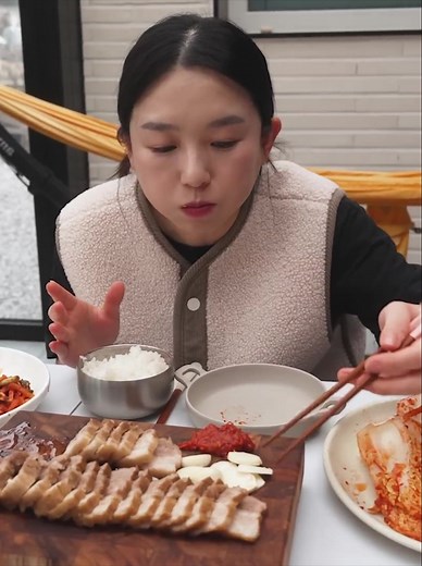 Real Mukbang_) Korean Home Meal ☆ All Koreans Make Kimchi for Winter (ft. Boiled Pork) | Mubang Show