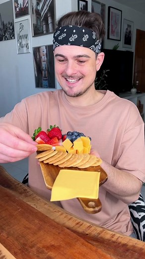 Cheese & Crackers proper way😌🤌🧀✨ . #howtoeat#howtoeatproperly#showmethelifehack#mnam#chefkoudy#foodfun#funfood#normalvspsycho#cheesecrackers#ritzcrackers#charcuterietiktok#cheeselovers
