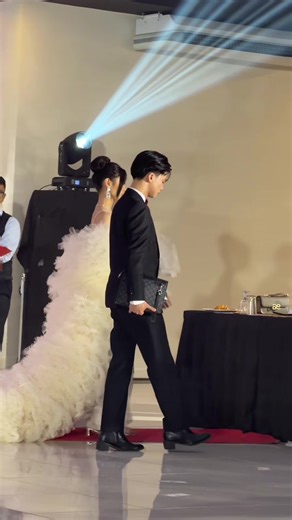 Latest Trends in Prom Gowns for Fashion Awards