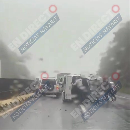 🔴🇲🇽 #EDNN | #Nayarit | #ReporteVial | 🚗💥 Autopista Guadalajara – Tepic, km 85 (Plan de Barrancas) Una pick up blanca volcó presuntamente por exceso de velocidad 🚙⚡. El accidente afecta ambos carriles, justo al salir del puente del ferrocarril, en plena curva con dirección a Tepic. ⚠️ Conduzca con extrema precaución: la zona presenta malas condiciones climáticas 🌧️🌫️. . . . . . . . 👉 Nota: Esta información es preliminar y está sujeta a la confirmación de autoridades. #Nacional #cne #cney
