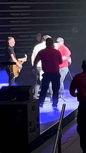 Un fan ebrio irrumpe en concierto de Bryan Adams en Salt Lake City