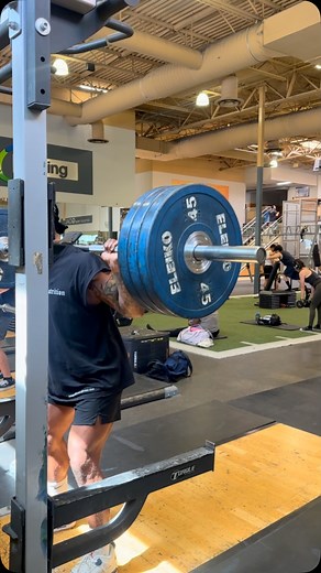 Smith Machine Squats vs. Regular Squats – Which one should YOU be doing? 🤔⁣ ⁣ Both are LEG-DAY LEGENDS, but they hit different:⁣ ⁣ 🔥 Smith Machine Squats: ✔️ More control & stability ✔️ Easier to isolate quads/glutes ✔️ Safer for beginners or injury recovery ✔️ Great for hypertrophy & high-rep sets⁣ ⁣ 💪🏾 Regular (Free Weight) Squats: ✔️ Full-body muscle activation ✔️ Builds functional strength & balance ✔️ Better for athletic performance ✔️ Core stabilizers get WORKED⁣ ⁣ ➡️ Want big legs? Us