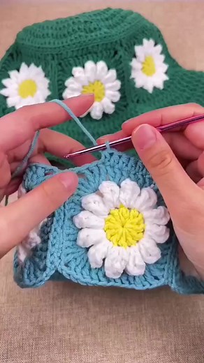More pattern: https://www.crochetpatterns9.com/how-to-crochet-rose-flower-3d-free-pattern/ | Happy Crafts