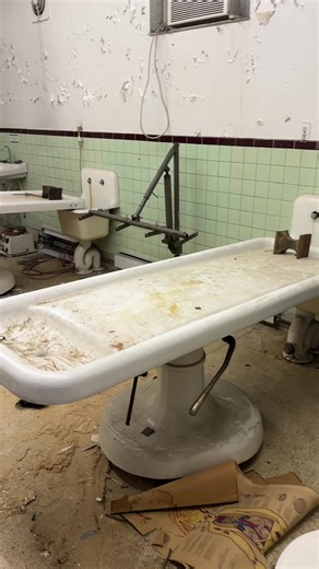 Abandoned funeral home with everything left inside that still had the power on 💡⚰️ #abandonedplaces #urbex #abandoned #creepy