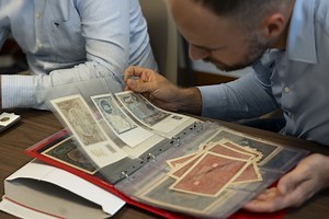 Kraków. Przynieśli do wyceny stare monety i banknoty. Wartość skarbów zaskoczyła nawet ekspertów od numizmatyki