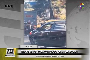 604K views · 19K reactions | Peluche de Baby Yoda pidiendo vía en el tráfico de ciudad de Guatemala | Telediario | Facebook