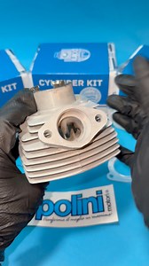 Nouvelle arrivée au magasin 😍 Le kit 🩵POLINI🤍 50 pour Peugeot 103 en échappement W 💥 Vous n’avez pas encore trouvé le cadeau de noël idéal ? Ne cherchez plus: il est chez RRD-PRÉPARATION 💻 Un cylindre puissant et mythique de la part de POLINI 🩵🤍 N’attendez plus pour le commander 🚀 : https://www.rrd-preparation.com/fr/kit-complet-haut-moteur-cylindre-piston-culasse-50cc-peugeot-103/1183-8660-kit-50cc-aluminium-air-polini-w-peugeot-103-fox-honda-wallaroo.html#/2283-preparation_moteur_stage