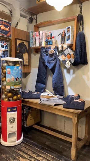 TAKE 5 HK on Instagram: "WE ARE READY! -2026年1月1日元旦正式推出TAKE5 Original牛仔褲👖 - 另外，新的一年，我們特別從日本帶來真摯祝福——日本製檜木御守，願將好運送至每位朋友。 即日起，凡於TAKE5單筆消費滿HK$1500，即可獲得一次扭蛋機會（數量有限，每人限扭一次，送完即止）。 扭蛋內容全為日本製，包含兩款御守： - 心願成就守：祈求心想事成、目標順利達成。 - 縁結び守：守護人與人之間的緣分，帶來美好連結。 更幸運的顧客將有機會抽中隱藏款——TAKE5 >迷你丹寧外套或迷你丹寧褲，細緻還原經典細節，極具收藏價值。 希望藉由這份小禮物，讓大家感受到我們的用心與新年祝福！"