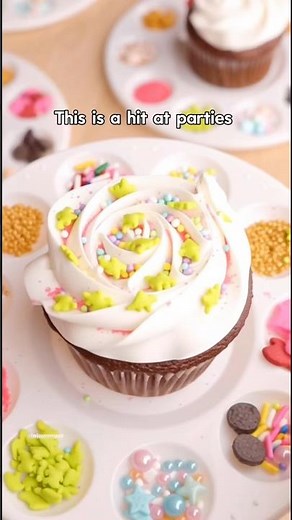 Set up a cupcake decorating station at parties so fun! 🥳 #kidsbirthday #kidsbirthdayparty