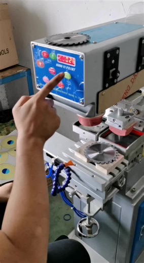 Two-color pad printing machine, with precise and accurate color registration, and high printing efficiency