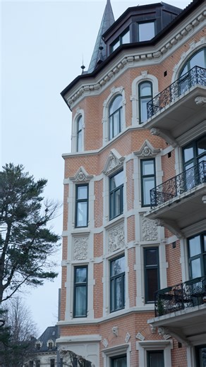 En leilighet i dette bygget ble solgt til diplomatparet Terje Rød-Larsen og Mona Juul for 14 millioner kroner etter Epstein-press. | Dagens Næringsliv