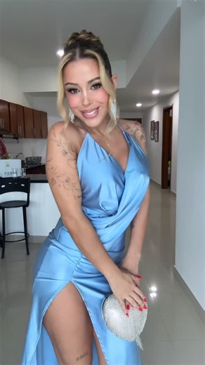 Yina Rose la gitana on Instagram: "• Califica del 1 al 10 mi outfit para los premios @instafest_oficial 🩵✨ Mi Vestido 👌🏼😍 @velvetalquilerdevestidos"