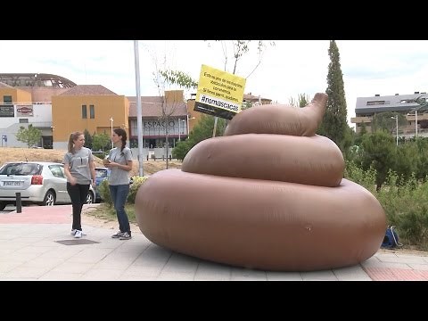 A giant poop invades the streets of Torrelodones.