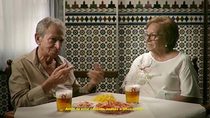 🍻 Pepe el Mundo: estrella del documental 'Con mucho acento' de Cruzcampo. 🎬 La historia del bar “Pepe El Mudo” (Mairena del Aljarafe, Sevilla) es la historia de Pepe y Esperanza, que llevan más de 54 años demostrando día tras día que el acento es mucho más que una forma de hablar. Un corto de Cruzcampo contado a través de los testimonios del matrimonio protagonista, sus hijos, sus clientes y vecinos de la zona, como el artista Kiko Veneno © Cruzcampo | Diario de Sevilla