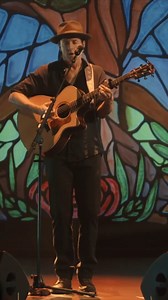 Mit Gitarre, Hut und guter Laune – so kennt man Jason Mraz. 🎸🤠 Der amerikanische Singer-Songwriter brachte Energie und seine charmante Leichtigkeit nach Paris! Von "I’m Yours" über "Have It All" bis zu improvisierten Ständchen ist alles dabei, was eine tolle Konzerterfahrung ausmacht: arte.tv/videos/126232-000-A/ | ARTE Concert