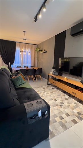 GABRI E LÉO - Content Creator on Instagram: "Achadinhos da Shopee que deixaram a sala com cara de Pinterest, mas com preço de “amei mais ainda” 🤎✨ Funcional, bonito e gastando pouco, do jeitinho que a gente gosta. Qual item você mais usaria na sua sala? 🛋️🕯️ Rack ID: AAM-ZCR-TCS Cadeiras ID: CMA-GQV-GPM Trilho ID: BFZ-XYF-BGG Painel ripado ID: ARL-WNF-RNJ #AcheiNaShopee #ShopeeCreator #PUBLI @shopee_br"