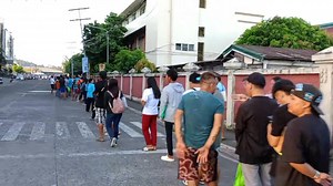 LOOK | A long line of individuals waiting to claim their assistance from the Asistensya sa Kapos ang Kita Program (AKAP), early morning today, April 23, 2025. Initial information from residents, said the distribution will take place at the Ibalong Centrum for Recreation (ICR). Tune in to DZGB-am, for more updates //Joshua Bino | DZGB-am, 729 kHz #DZGBNewsOnline | DZGBNewsOnline