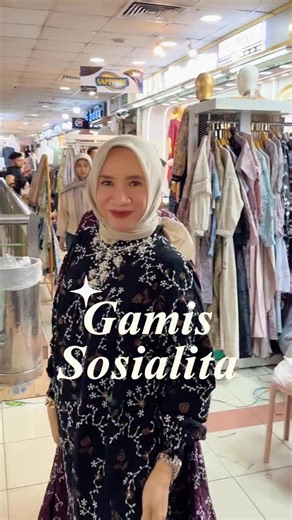 Omline Tanah Abang on Instagram: "GAMIS SOSIALITA Sekali pakai langsung jatuh cinta Motifnya lembut, warnanya kalem tapi tetap kelihatan mewah😍 Dipakai tuh rasanya adem, jatuh, dan bikin tampilan keliatan anggun tanpa usaha berlebihan 😊 Modelnya longgar, nyaman banget, gak nerawang dan gak bikin ribet. LD fit sampai 125 cm Badan besar aman, tetap cantik dan percaya diri Ready 6 warna cantik😍 🔴 Yuk pesan segera ke Whatsapp admin di bawah. Admin Bibah : 0852-2100-1645 Admin Pipah : 0851-5894-4