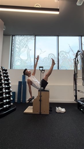 teaser twist \\\\ on the wunda chair with legs uncrossed.. is so hard yet so good though.. #pilates #core #movement #pilatespractice #teaser