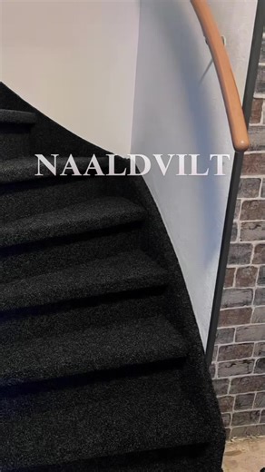 Een trap bekleed met antraciet naaldvilt. Volledig uitgevoerd, met aandacht voor een rustige en nette afwerking. #naaldvilt #trapbekleding #deltavloeren