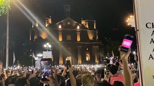 Nagkaroon ng mini rally sa labas ng Naga Metropolitan Cathedral sa Camarines Sur matapos ang misa ng mga tagasuporta ni presidential candidate Vice President Leni Robredo Martes. #Halalan2022 | via Wena Cos, ABS-CBN News BASAHIN ang kaugnay na ulat: https://news.abs-cbn.com/video/news/05/10/22/robredo-hinimok-ang-mga-taga-suporta-na-respetuhin-ang-resulta-ng-halalan | ABS-CBN News