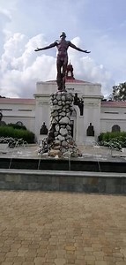 The UPV Oblation in the Iloilo City campus is surrounded by a fountain. | University of the Philippines Visayas