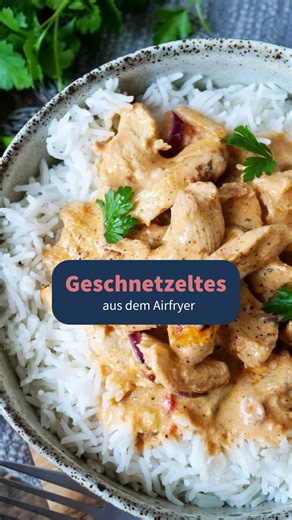 Steffi Sinzenich on Instagram: "Hähnchengeschnetzeltes aus dem Airfryer in 20 Minuten! 😍 Rezept im Text ⬇️ 1️⃣ 1 rote Zwiebel in dünne Halbringe schneiden. 400 g Hähnchen in den Garkorb geben und mit Salz, Pfeffer und Paprikapulver würzen und mit den Zwiebeln vermengen. 2️⃣ 100 g Sahne, 150 g Frischkäse und 50 ml Wasser verrühren und die Soße mit Salz und Pfeffer abschmecken. Dann unter das Hähnchen rühren. 3️⃣ Hähnchengeschnetzeltes bei 180 Grad Airfry 20 Minuten garen. Zwischendurch einmal um