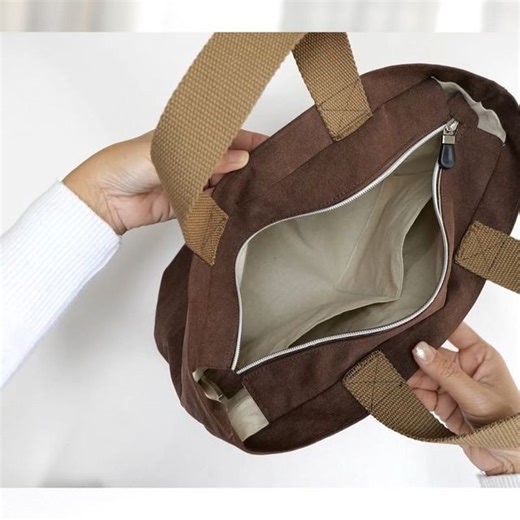 Ae PooiM on Instagram: "DIY Simple Zipper Tote Bag - Sewing projects! Learn more: Watch full video version with measurement detail on my youtube channel “Ae PooiM” as link in Bio Or copy and paste the address below into your browser to watch full video version. https://www.youtube.com/watch?v=a1JF6_njfsk #diy #howto #sewing #sewingproject #fabricbag #easysewing #sewingforbeginners #canvasbag #aepooim"