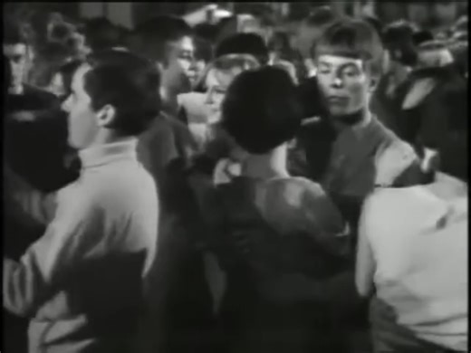 The Tremeloes 1967 - Silence is Golden ... 🎉 Listen full the song: https://golden.thedailysongs.com/the-tremeloes-silence-is-golden?utm_source=facebook&utm_medium=preel&utm_campaign=goldenvibes | Golden Vibes