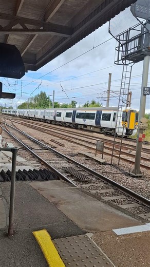 Great Northern Class 379 Arriving into Hitchin Station #train #trainspotting #greatnorthernrailway