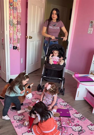 HACIENDO LA TAREA DE LA ESCUELA CON MIS TRES NIÑAS YouTube, Karla Lemus Instagram KL. Reborn.#bebesreborn##rutina#escuela#niña#hija.