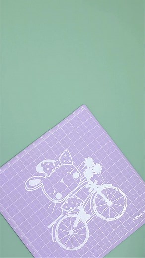 Un cutter, cuatro cuchillas y un montón de posibilidades 🙌🏻 Con nuestro cutter rotatorio podrás cortar desde papel y cartulina hasta tela 👌🏻 Pero lo mejor de todo es que tenemos cuatro tipos de cuchillas para hacer cortes rectos, en zigzag, discontinuos y ondulados ✌🏻 Cambiarlas es muy sencillo gracias al tornillo que tiene en uno de sus lados. Solo tienes que tener cuidado de no cortarte 😅 ¿Ya conocías nuestro cutter rotatorio? Te le dejamos en este enlace junto con las cuchillas de forma