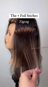 Here is your foil highlight stitch guide 👇🏽 Save this post for later 💖 💖 Slice = Max coverage or contrast* 💖 Traditional Highlights = 5-6 stitches 💖 Babylights = 7-8 stitches Sun kissed dimension 💖 Microlight = Salt & Pepper dimension 💖 Chunky = 2-4 stitches Bring back Kelly Clarkson 💖 Combination = combine any two stitches in one foil for creative effects 💖 Zigzag = Maximum diffusion Learn more about foil highlights, placements, techniques plus sprinkled with some business inside @hai