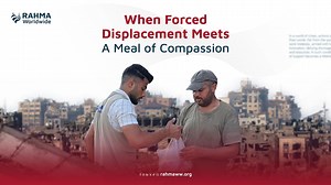 Rahma Worldwide prepared and distributed hot meals to families forcibly displaced from northern Gaza to the south, where they lie on bare ground with only the sky as their cover, stripped of shelter and the most basic needs. This intervention reached 480 beneficiaries, easing hunger but remaining only a first step in addressing an ongoing displacement crisis that demands urgent solidarity and sustained support to safeguard the dignity of the displaced. - - - - - - قامت منظمة رحمة حول العالم بتجه