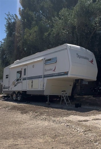Lake Piru Campground. Piru, California. En todos los campamentos hay espacios que nos gustan más que otros. 😄 Algunos tienen más sombra, otros son más amplios y algunos tienen muchas piedras. Pero cuando el campamento está casi lleno y solo queda uno disponible… ¡ese se convierte en nuestro favorito porque lo importante es disfrutar la aventura! 😂. ¿Cuál ha sido el espacio más complicado que te ha tocado para acampar? Camping ideas. #L#LakePiruC#CampingCaliforniaC#CampgroundR#RVLifeviajando_al