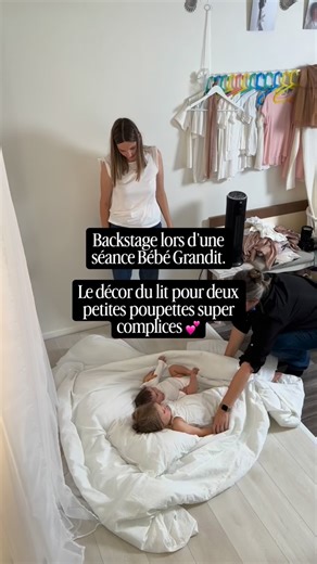 Le décor du lit fait toujours son petit effet… quand bébé est d’accord de s’y installer ! Ce n’est pas le cas à chaque séance — chacun a son caractère et son rythme — mais quand le moment se prête, le résultat a quelque chose de doux et spontané. Et avec ces deux sœurs, la complicité était au rendez-vous ! Photographe à Yverdon, mon studio photo est idéalement situé entre Lausanne, Fribourg et Neuchâtel. 🔗Vous trouverez un lien en bio pour les demandes d’informations et de contact. #photographe