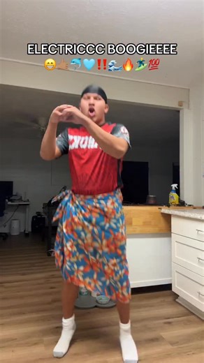 Rey Garcia on Instagram: "Electric boogieee #suave"