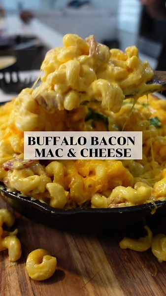 BUFFALO BACON MAC & CHEESE 🦬🥓🧀 SHARE this one if you mess with that cheesy ooey gooey goodness 🤤 Shoutout to @arielhr_ for letting me borrow his recipe and coming through to help out 🤝🏻 Ingredients: Cellentani (so that sauce gets errrrrrwhere) Green Onions Buffalo Sauce Cheddar Cheese Bacon Garlic Butter Heavy Cream Salt, Oregano, Cumin, Paprika RECIPE: 👀👀👀WATCH THE VIDEO 👀👀👀 Enjoy the best mac & cheese of your life DUDE. #cooking #macandcheese #pasta #calories #homecooking #instagoo