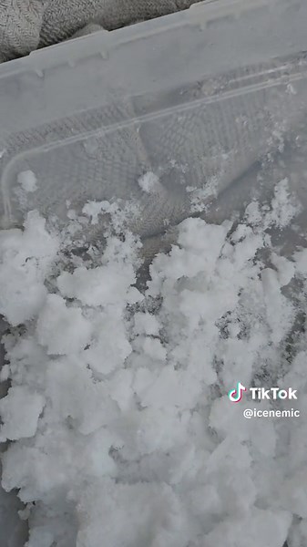 Uuuggghhhhh#freezerscraping #iceeating #freezerfrostasmr #frost #blendedice #humidifierfreezerfrost #ice #icetok