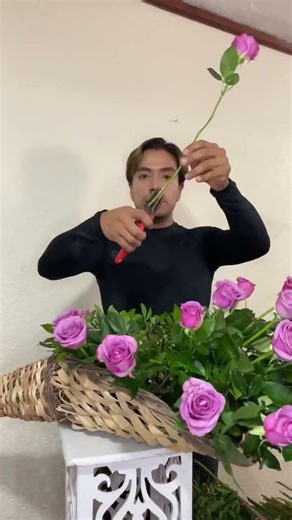 Cuerno Floral con Rosas y Lilis Decoralia #tutorial #fyp #flores #floreria #contenido #flowers