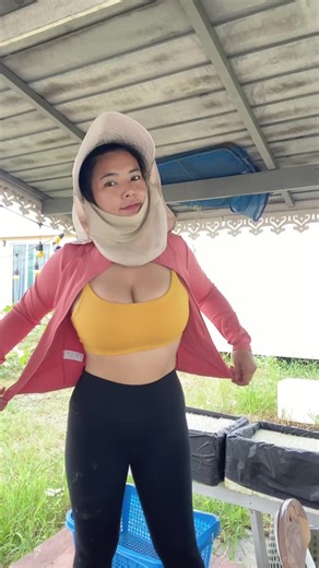 Sumitra Sarakorn🇹🇭 on Instagram: "เป็นคนกินง่าย อะไรเข้าปากกลืนหมด #ฟาร์มสลัดคุณกล้วยแขก"