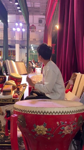 阿弟打鼓过架势